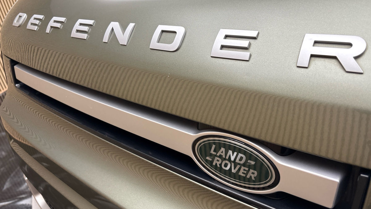 Land Rover Defender 110 Image 24