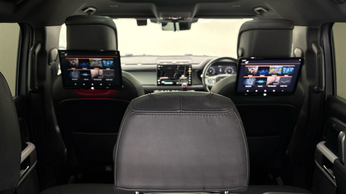 Land Rover Defender 110 Image 31