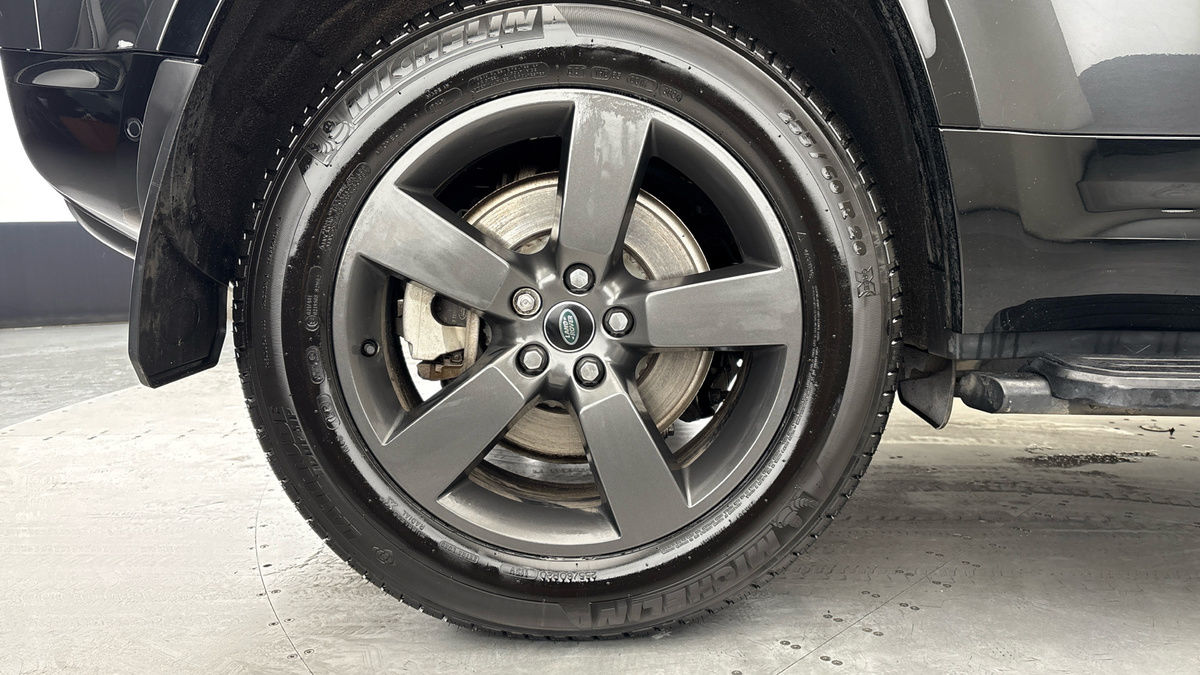 Land Rover Defender 110 Image 10