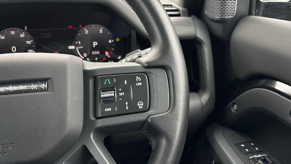 Land Rover Defender 110 Image 14