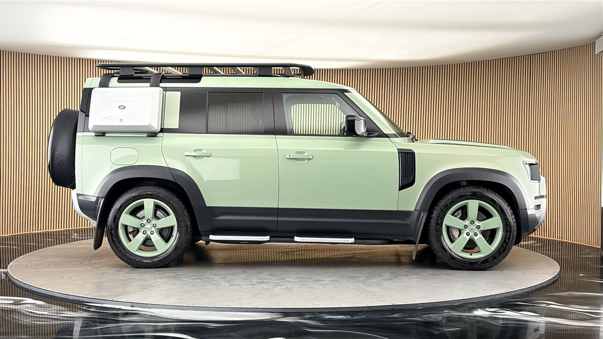 Land Rover Defender 110 Image 16