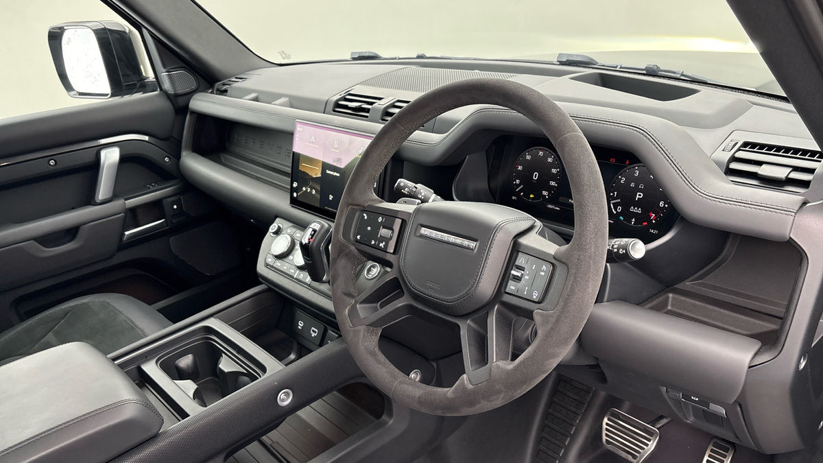 Land Rover Defender 110 Image 9