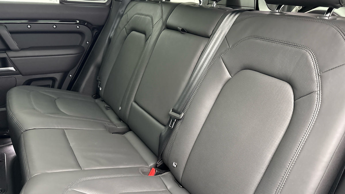 Land Rover Defender 110 Image 8