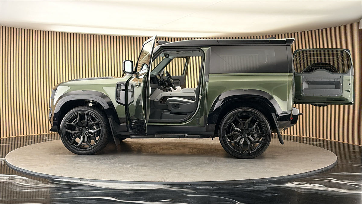 More views of Land Rover Defender 90