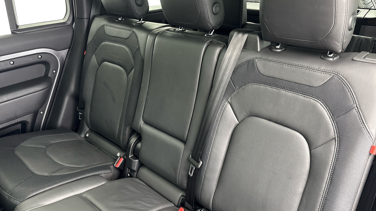 Land Rover Defender 110 Image 8