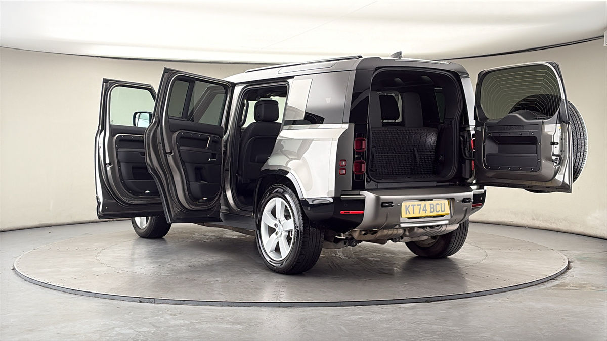 Land Rover Defender 110 Image 23