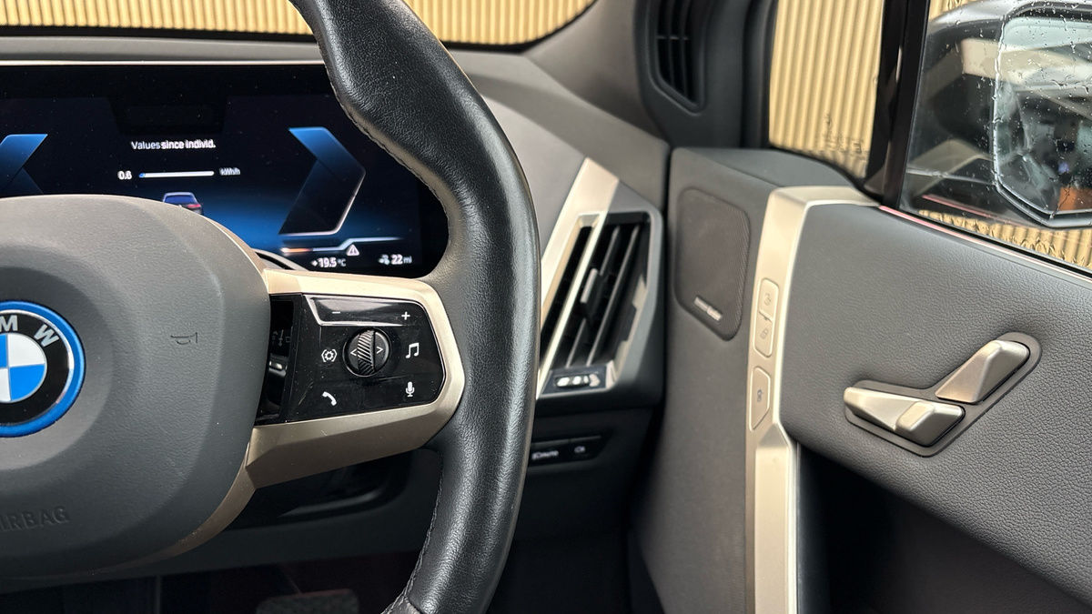 BMW iX Image 14