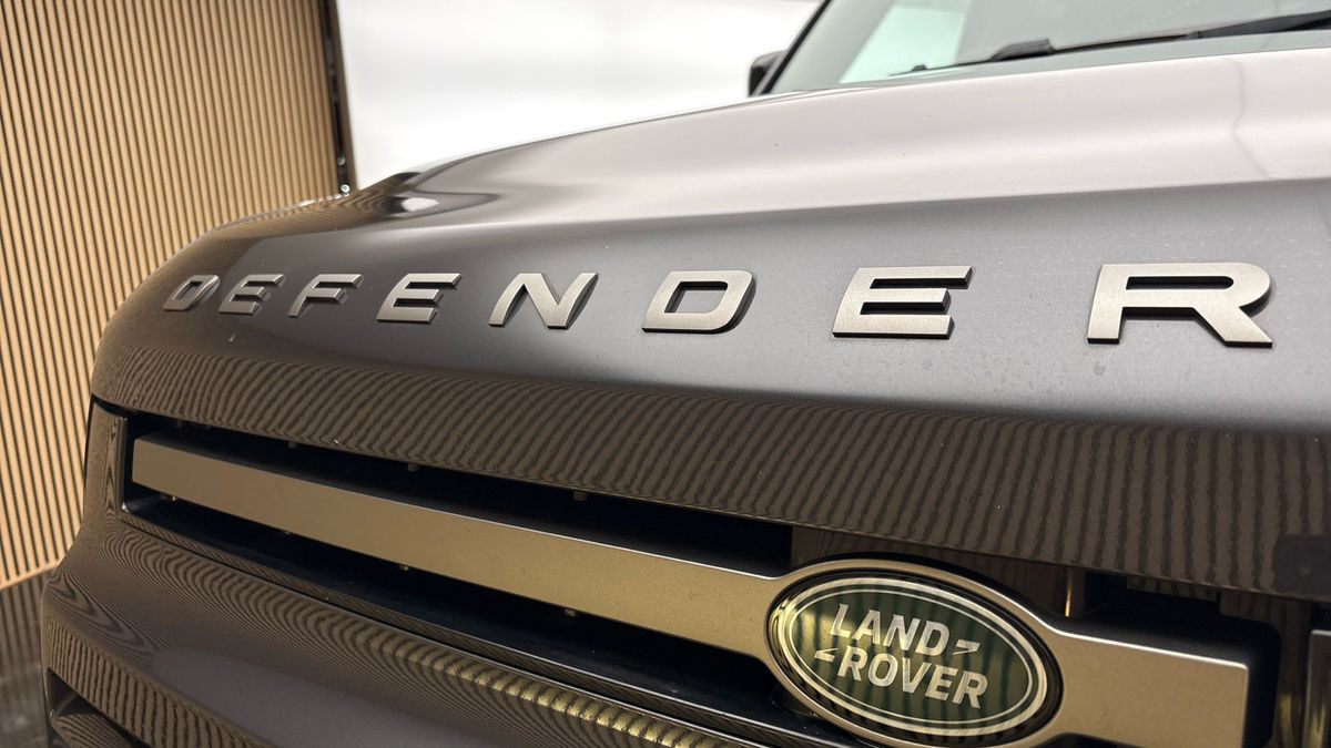 Land Rover Defender 110 Image 24