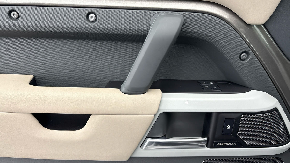 Land Rover Defender 110 Image 19