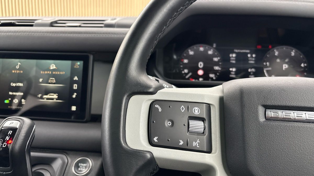 Land Rover Defender 110 Image 13