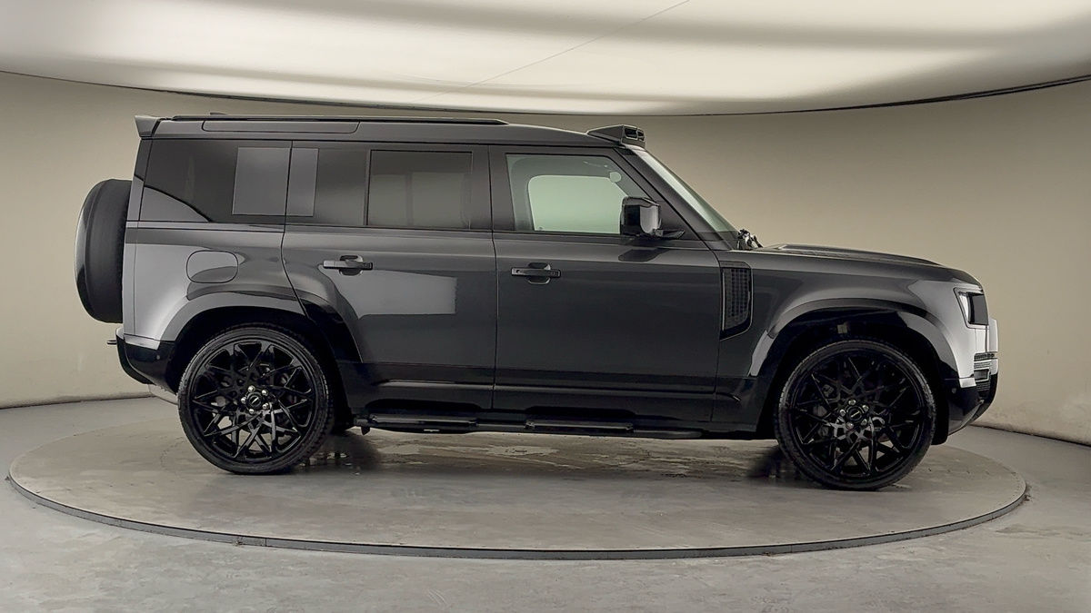 Land Rover Defender 110 Image 16