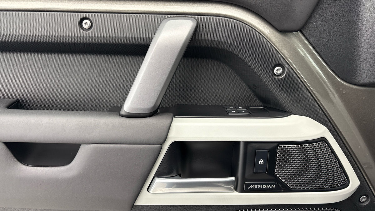 Land Rover Defender 110 Image 19