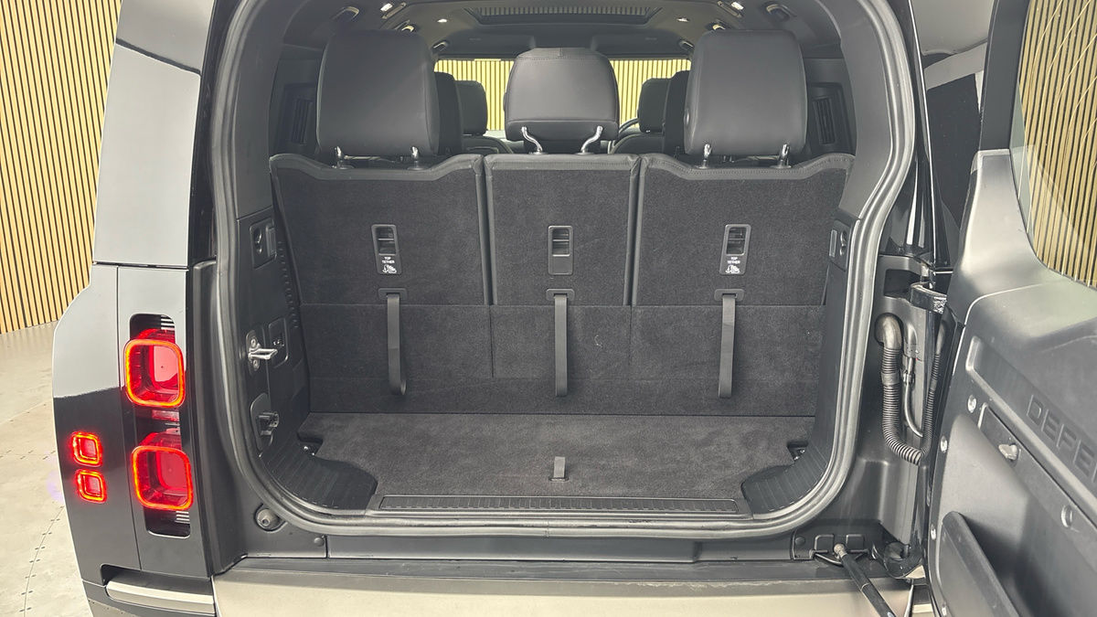 Land Rover Defender 130 Image 11