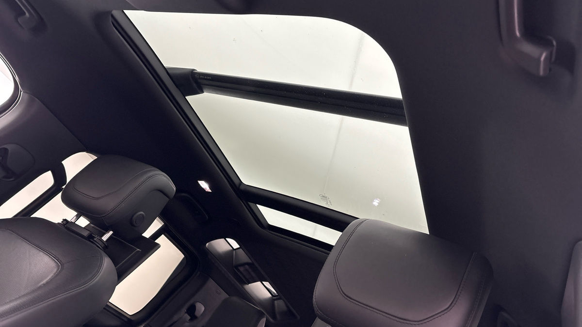 Land Rover Defender 110 Image 6