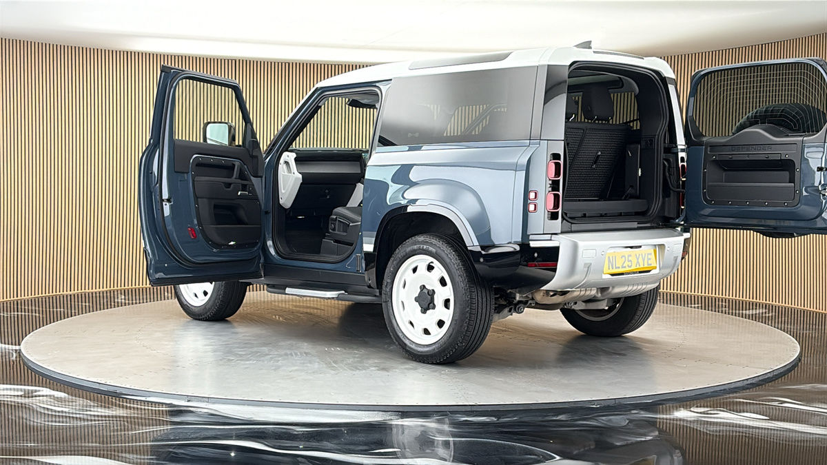 More views of Land Rover Defender 90