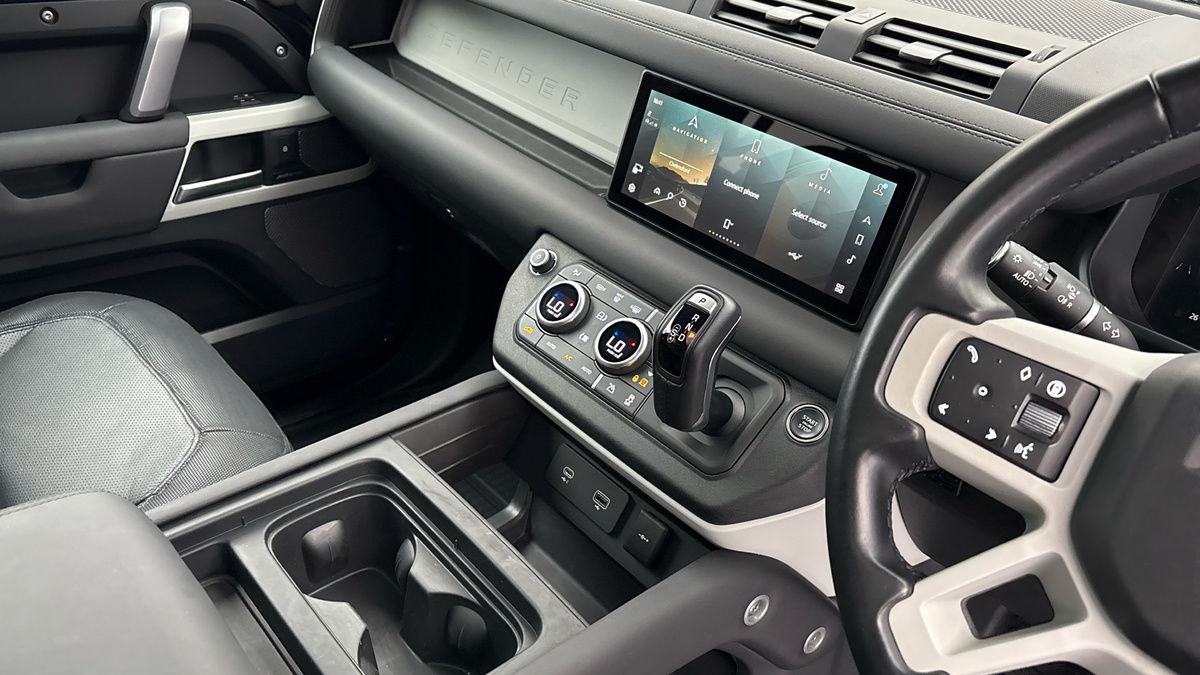 Land Rover Defender 110 Image 18