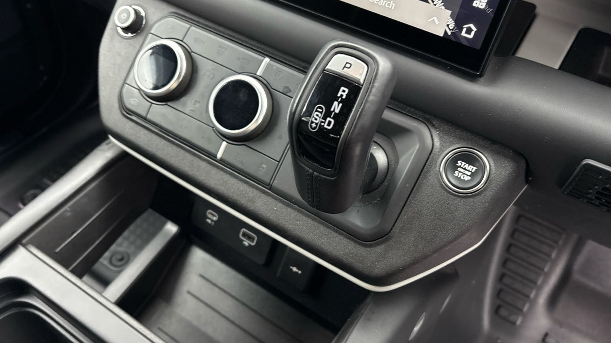 Land Rover Defender 110 Image 6