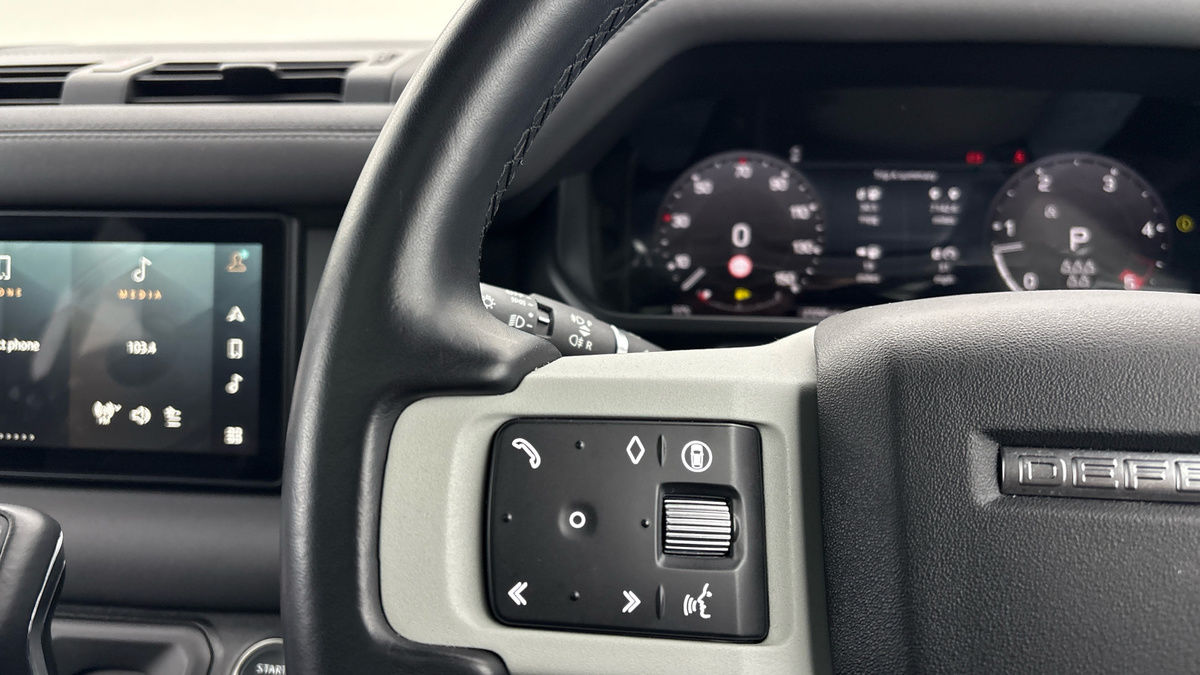 Land Rover Defender 110 Image 13