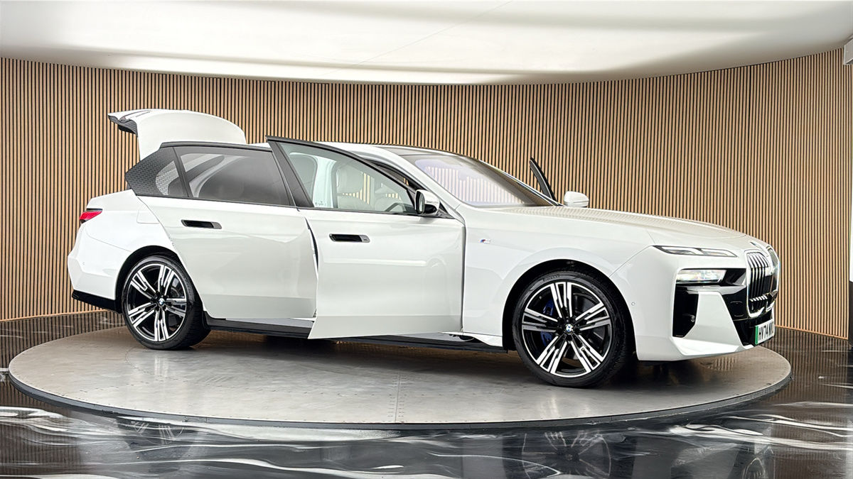 More views of BMW i7