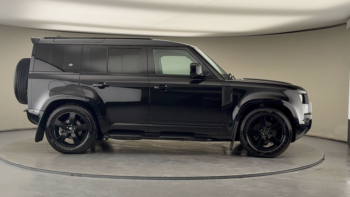 Land Rover Defender 110 Image 16