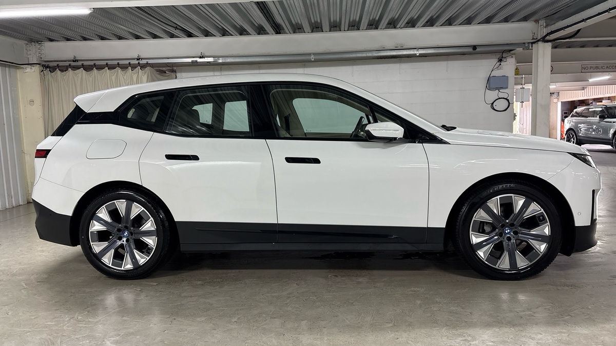 BMW iX Image 16