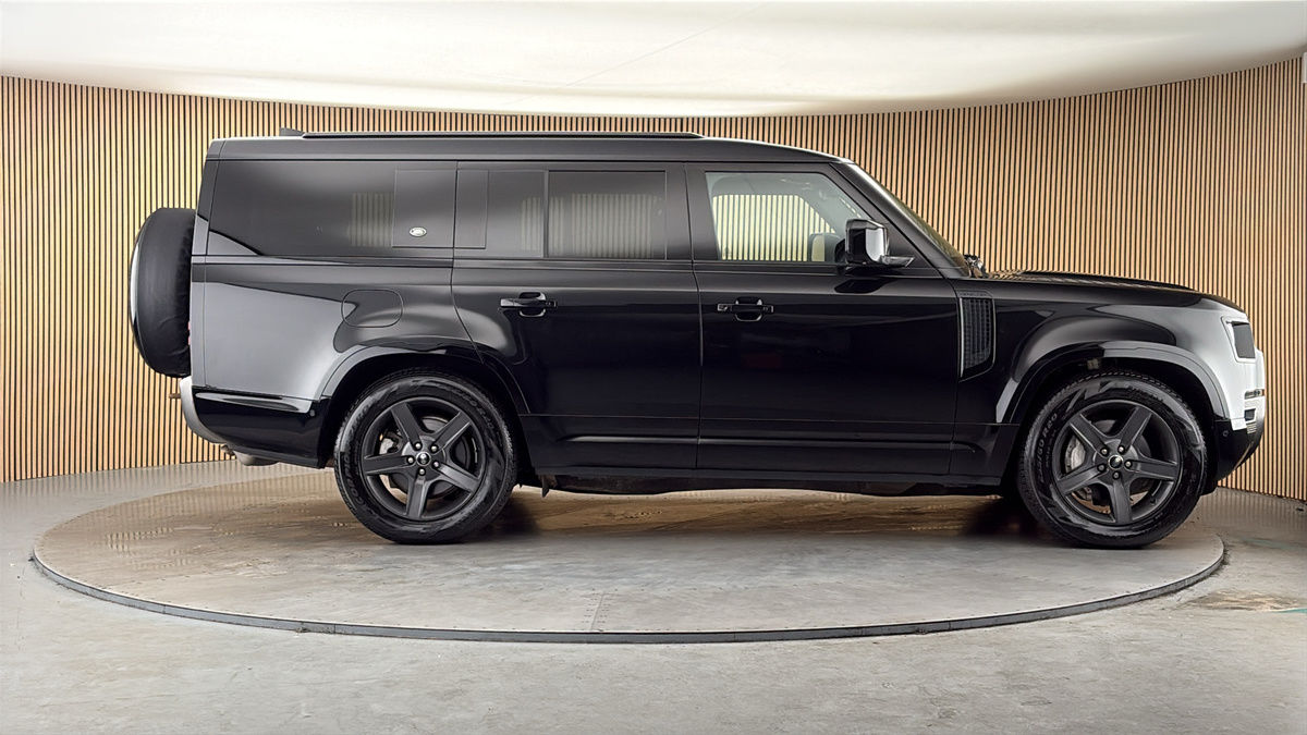 Land Rover Defender 130 Image 16