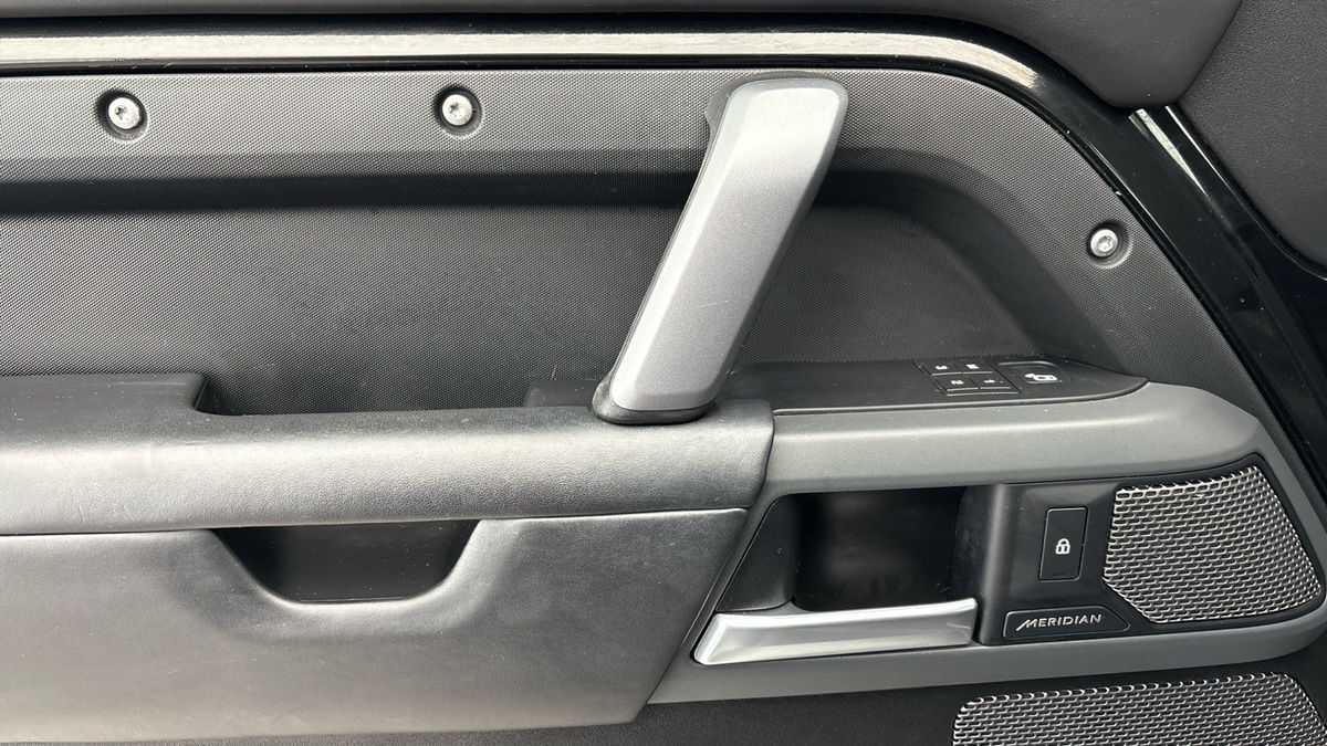 Land Rover Defender 110 Image 19