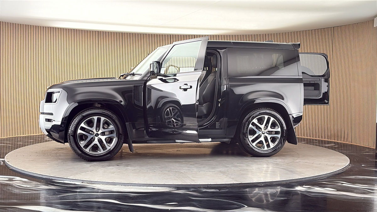 More views of Land Rover Defender 90