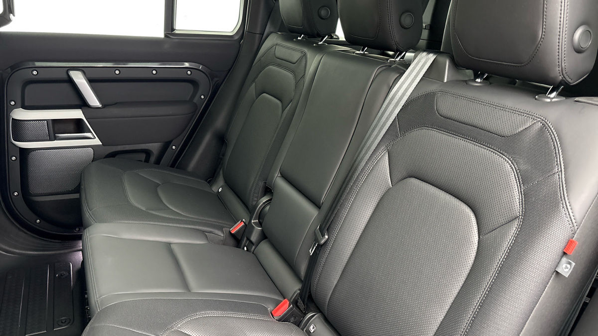 Land Rover Defender 110 Image 8