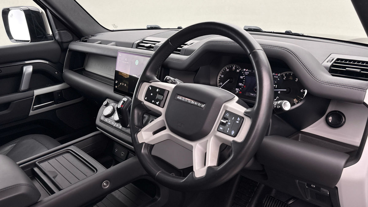 Land Rover Defender 110 Image 5