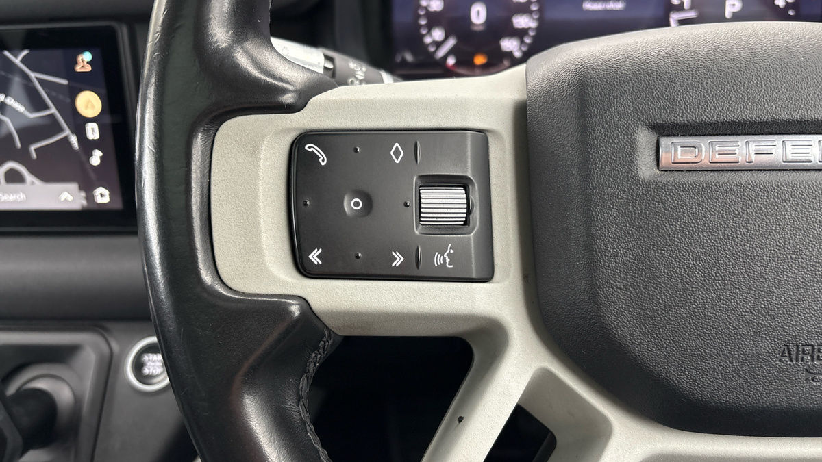 Land Rover Defender 110 Image 13