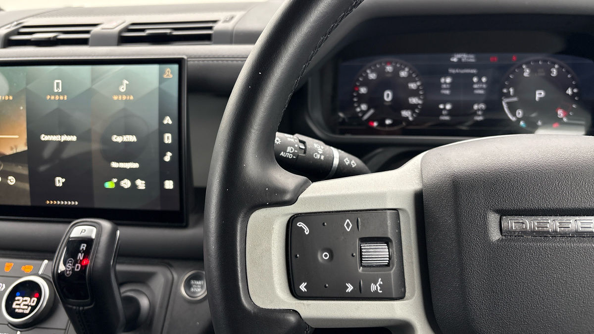 Land Rover Defender 110 Image 13