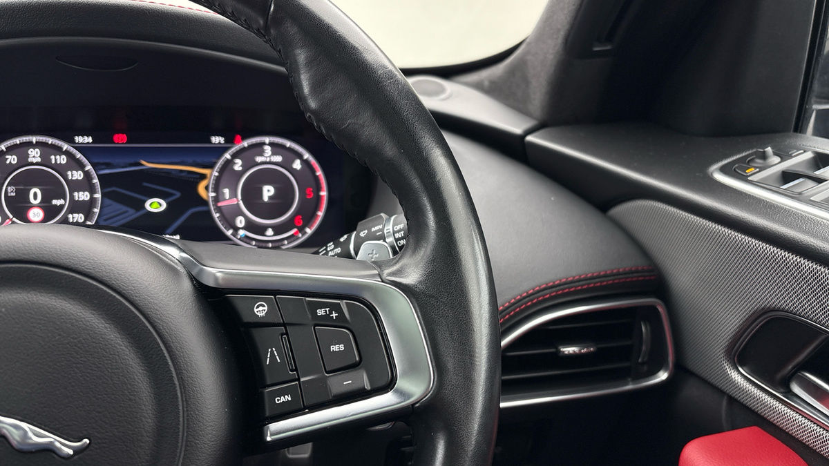 Jaguar F-PACE Image 14