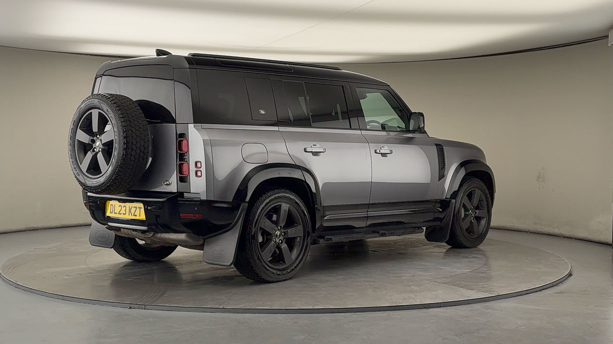 Land Rover Defender 110 Image 21