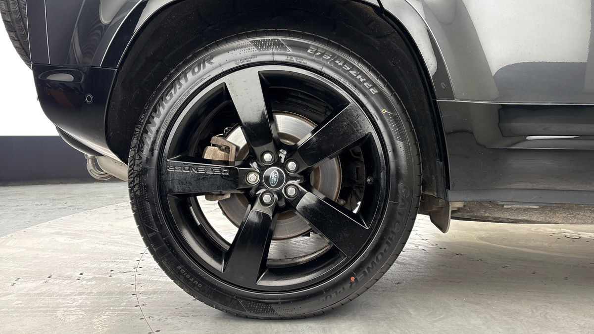 Land Rover Defender 110 Image 10