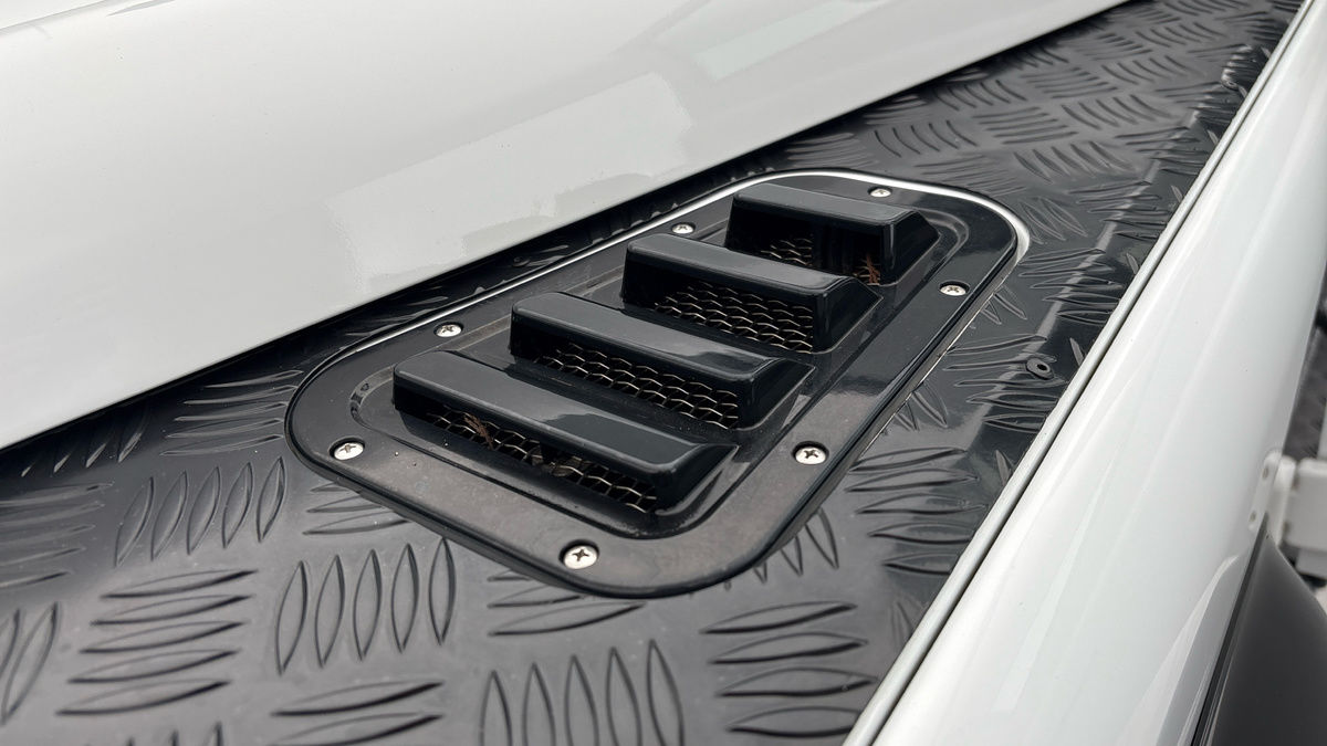 Land Rover Defender 90 Image 25