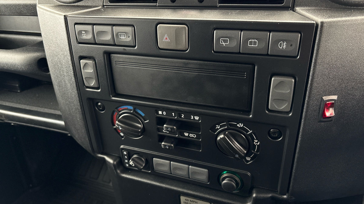Land Rover Defender 110 Image 17