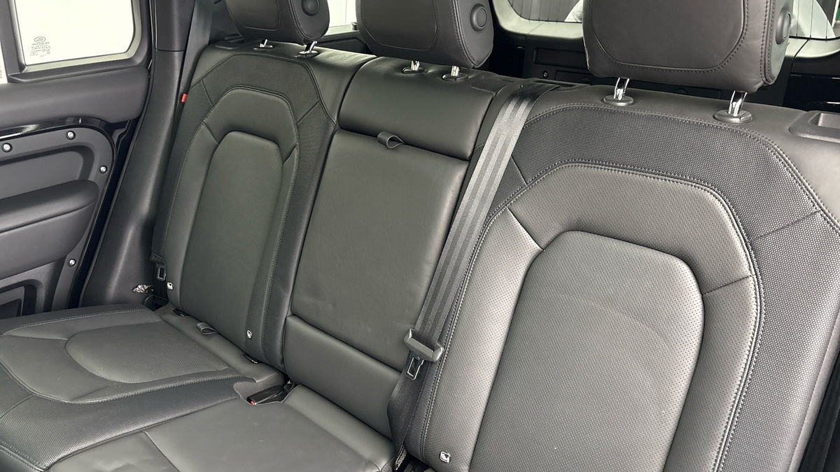 Land Rover Defender 110 Image 8