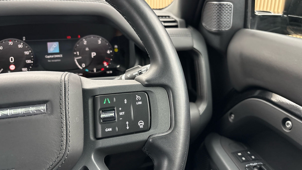 Land Rover Defender 110 Image 14