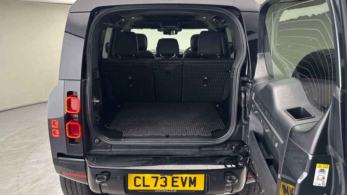 Land Rover Defender 110 Image 11