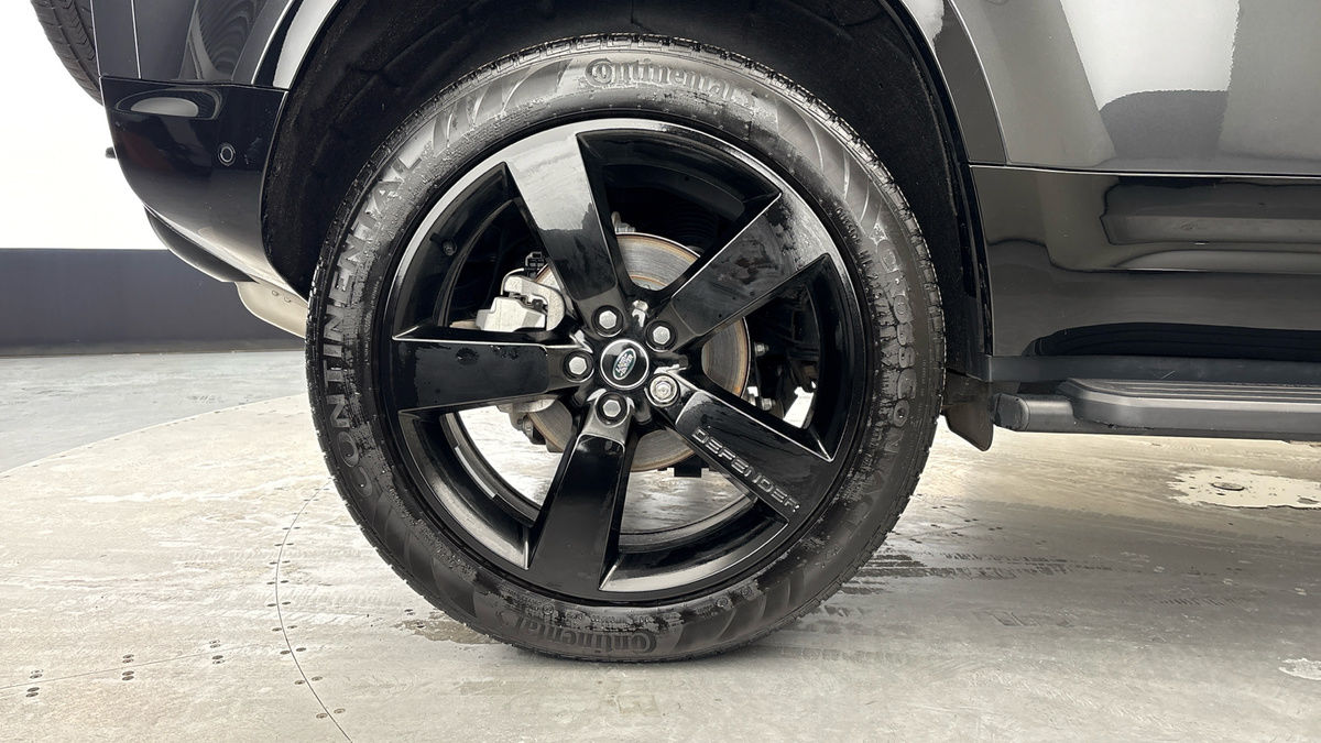 Land Rover Defender 110 Image 10