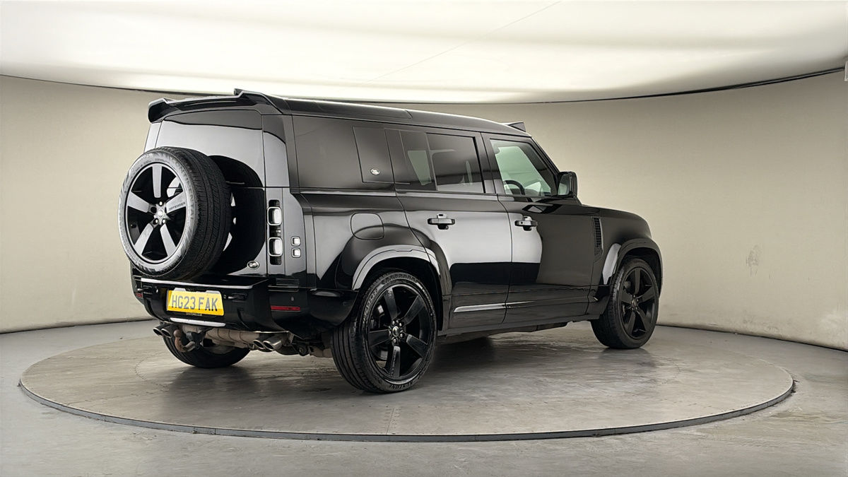 Land Rover Defender 110 Image 21
