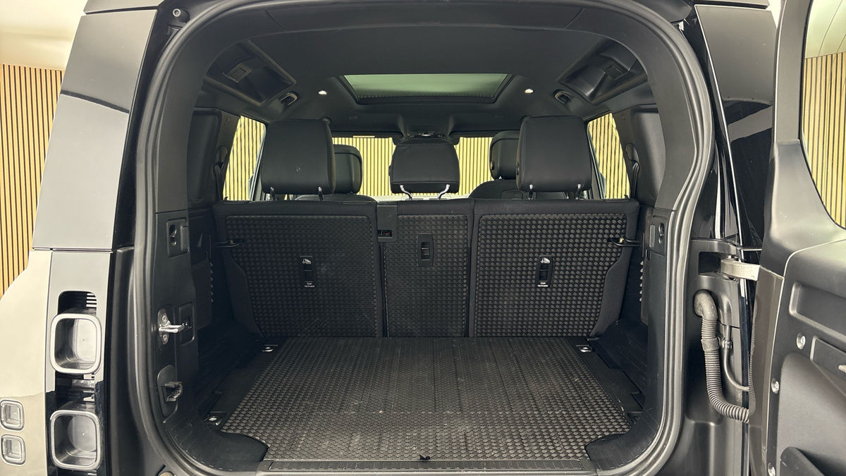 Land Rover Defender 110 Image 11