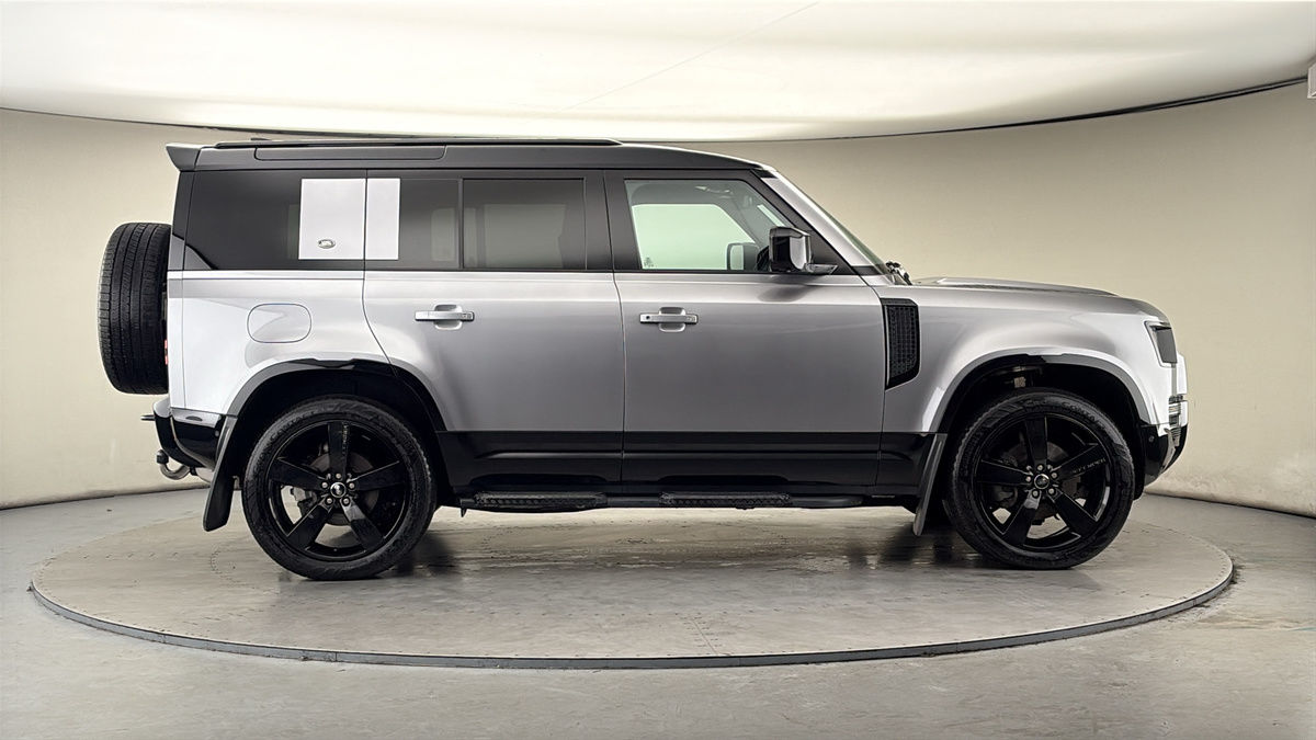 Land Rover Defender 110 Image 16