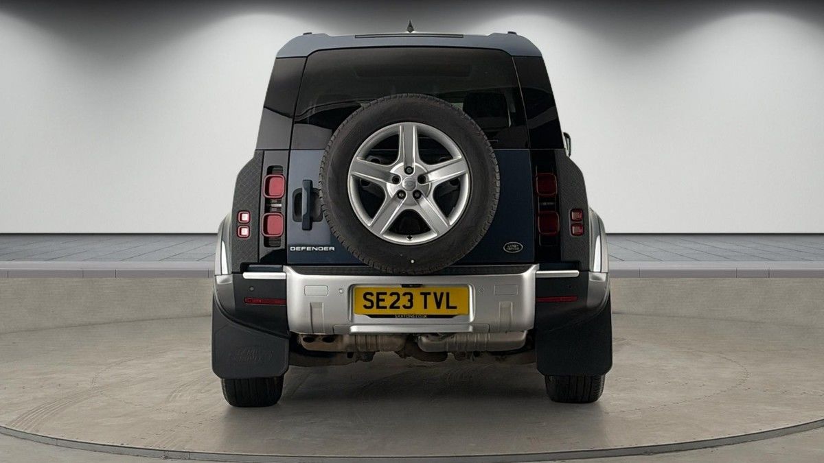 Land Rover Defender 110 Image 4