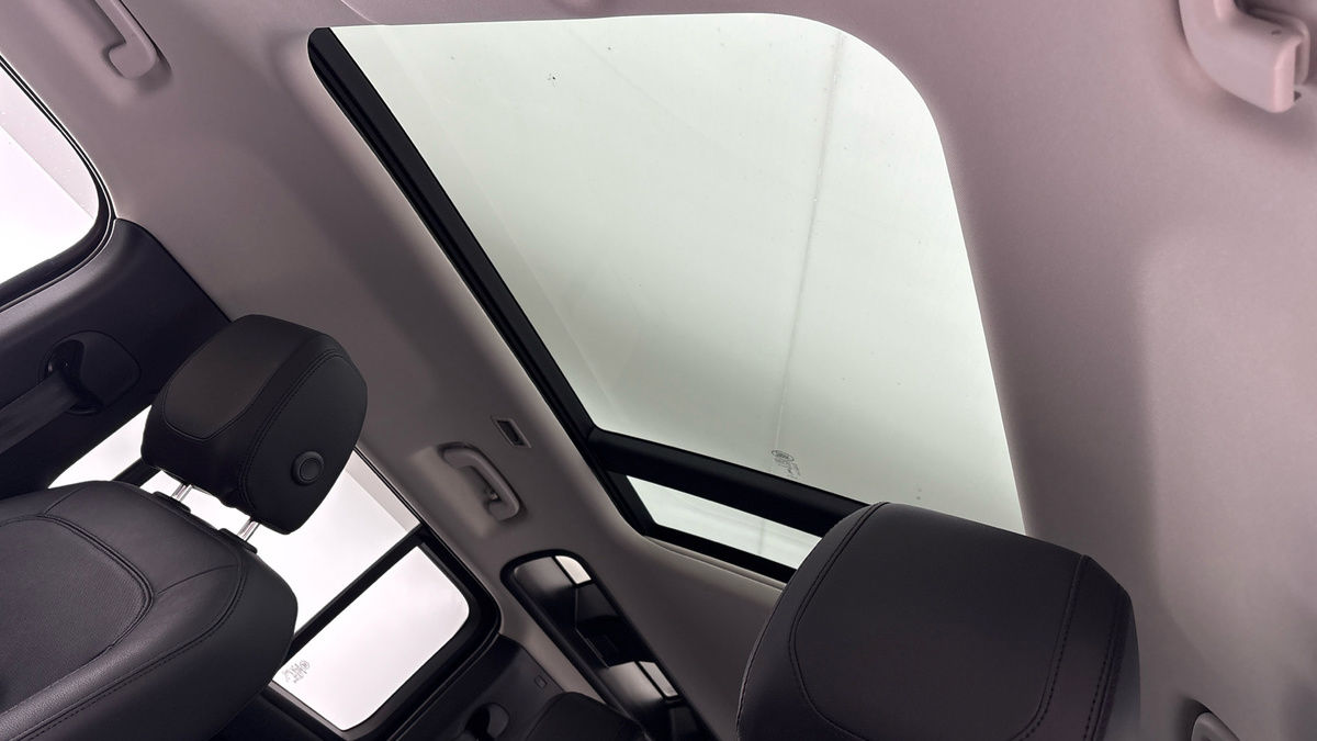 Land Rover Defender 110 Image 6