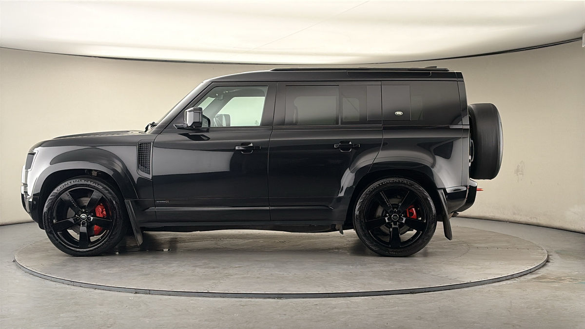 Land Rover Defender 110 Image 15