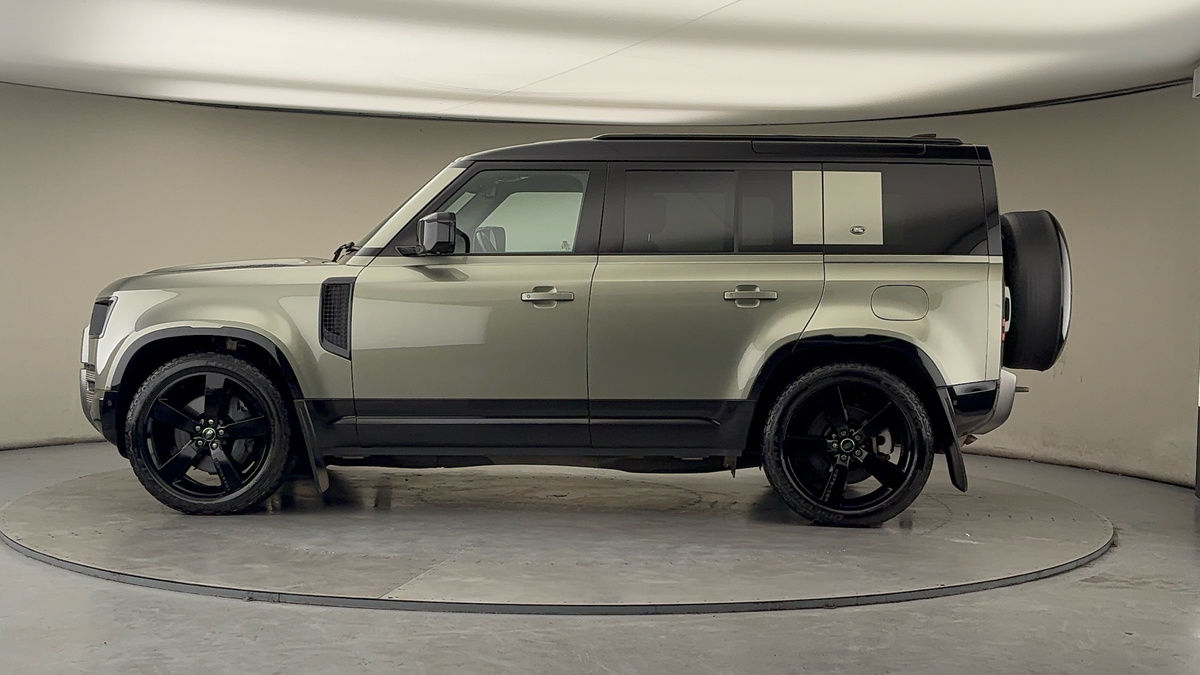 Land Rover Defender 110 Image 15