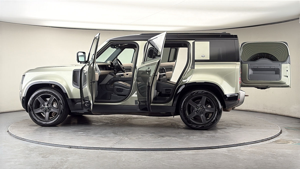 More views of Land Rover Defender 110