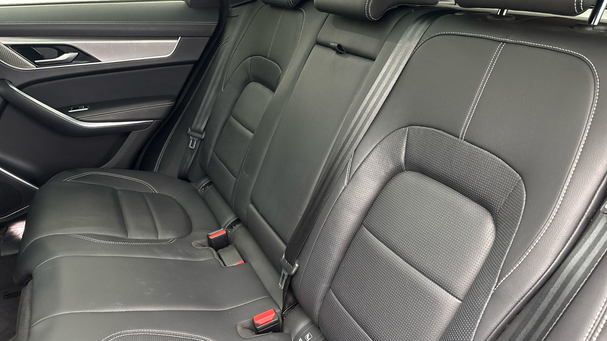 Jaguar F-PACE Image 8